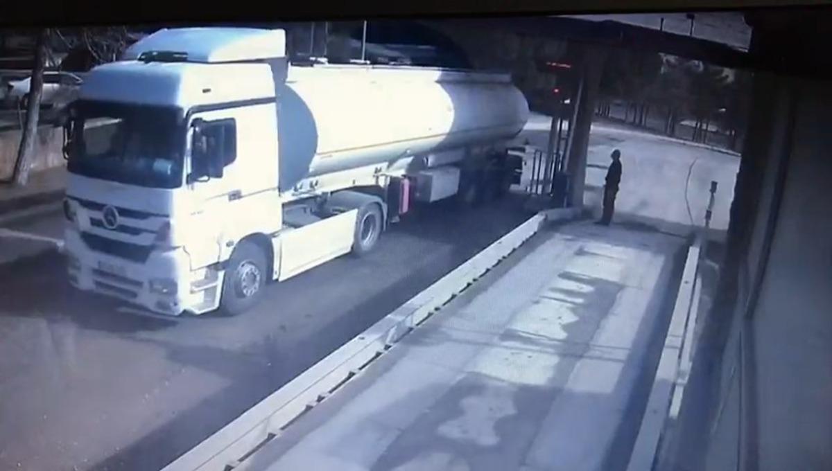 &Ccedil;alıştıkları fabrikadan 25 ton yakıt &ccedil;alan iş&ccedil;iler kameraya yakalandı