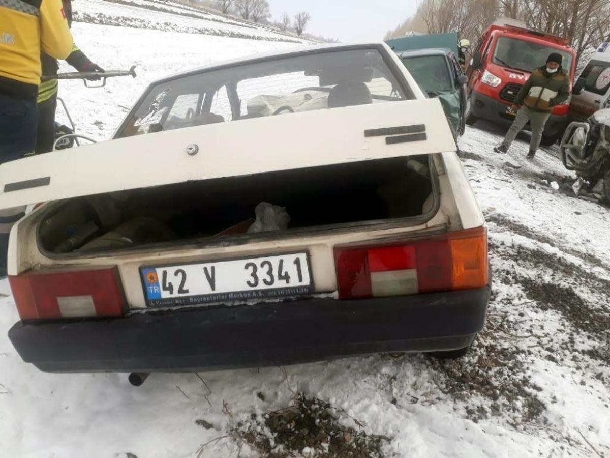 Konya&rsquo;da 3 ara&ccedil; &ccedil;arpıştı: 1&ouml;l&uuml;, 4 yaralı