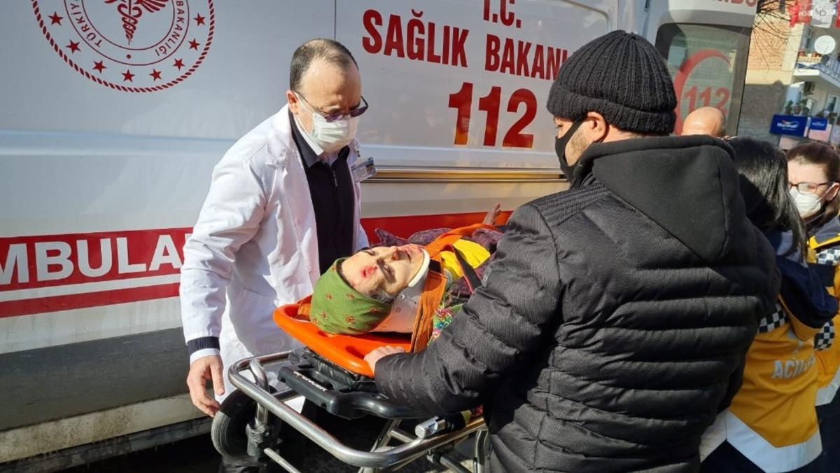 Ehliyetsiz s&uuml;r&uuml;c&uuml;n&uuml;n &ccedil;arptığı kadına ilk m&uuml;dahaleyi başhekim yaptı