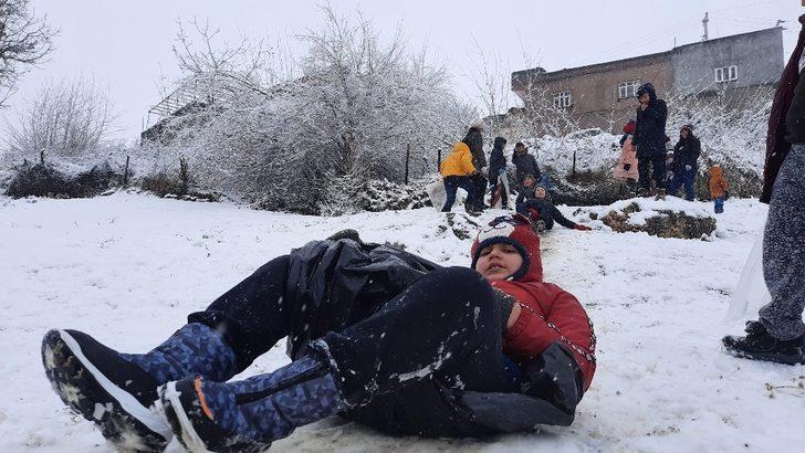 Mardin’de çocuklar karda kaymanın keyfini çıkardı G2
