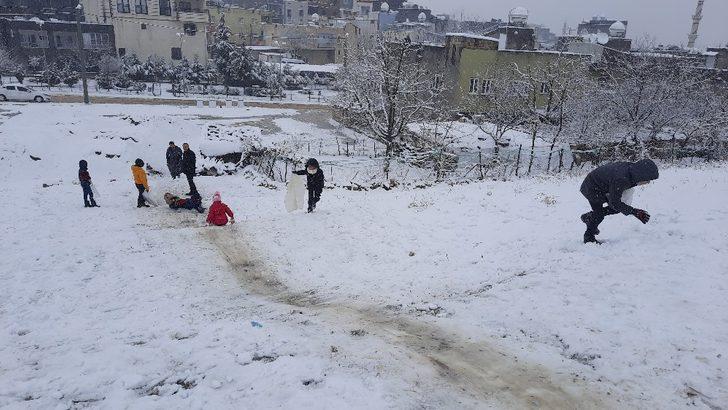 Mardin’de çocuklar karda kaymanın keyfini çıkardı G3