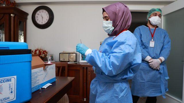 90 yaş üzeri vatandaşlar evlerinde aşılanmaya başlandı