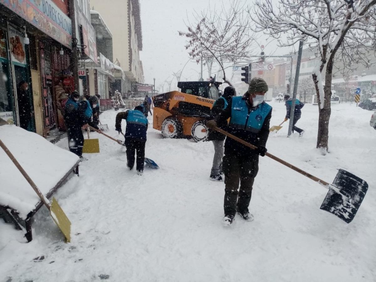 &Ccedil;aldıran&rsquo;da kapanan 102 mahalle yolunda &ccedil;alışma