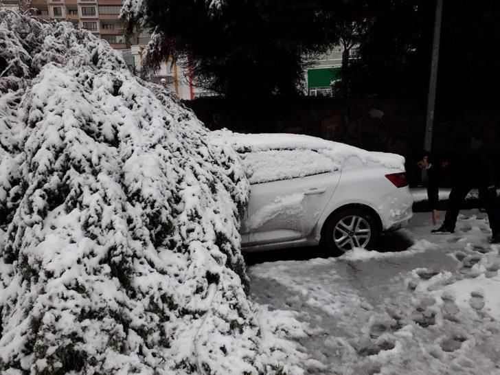 İtfaiye ekipleri çatı ve devrilen ağaçlara müdahale ediyor G1