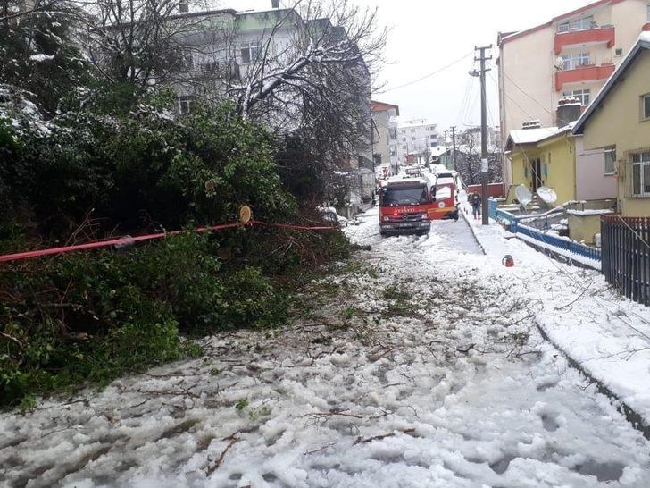 İtfaiye ekipleri çatı ve devrilen ağaçlara müdahale ediyor G2