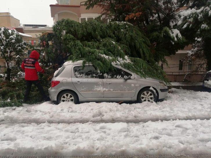 İtfaiye ekipleri çatı ve devrilen ağaçlara müdahale ediyor G3