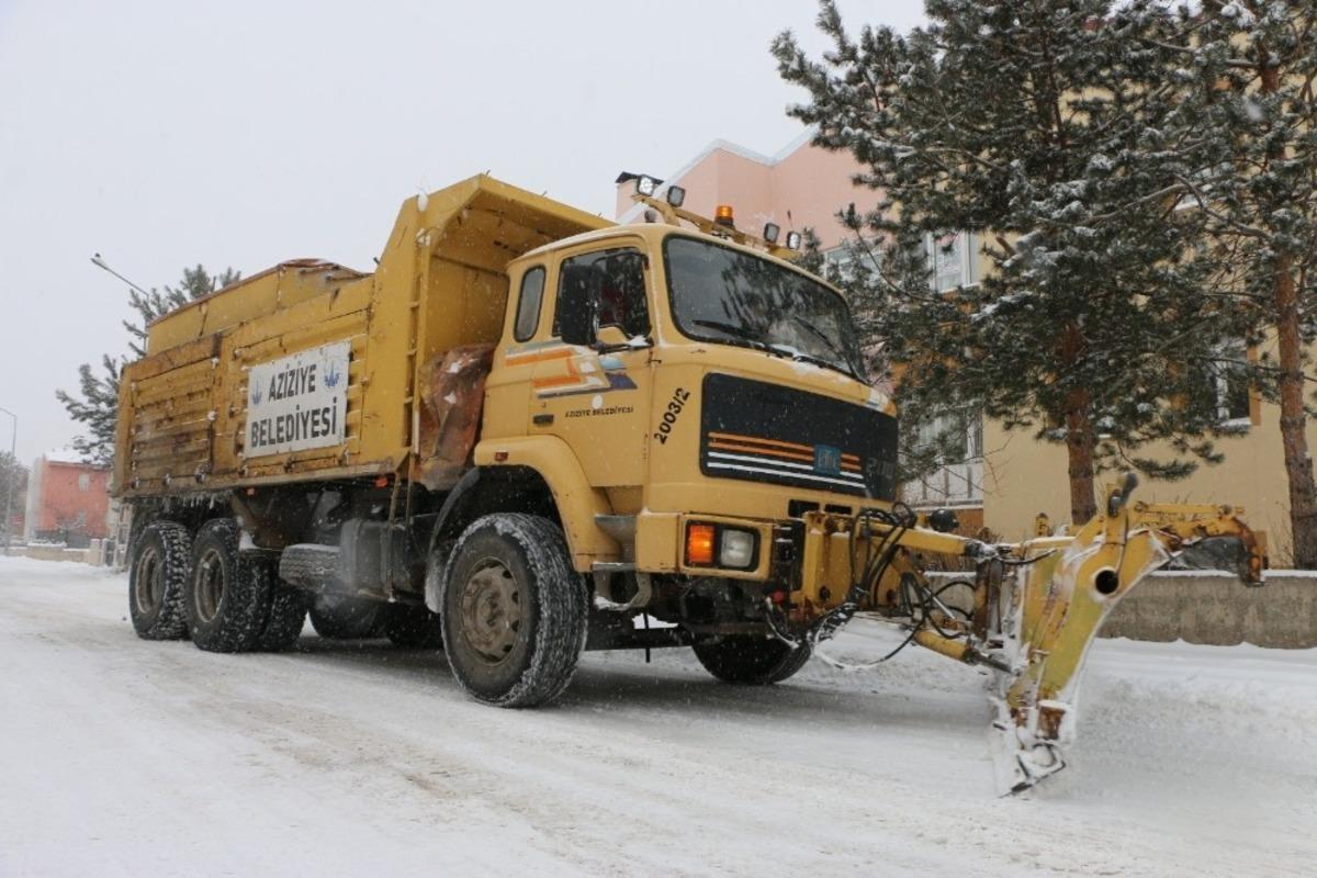 Aziziye&rsquo;de karla m&uuml;cadele seferberliği