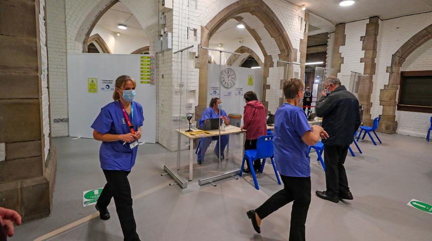 İngiltere'de nüfusun en az yüzde 10'u koronayı atlattı