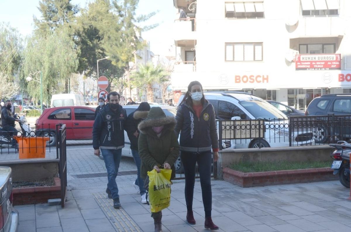 Ş&uuml;pheli kadının beline sarılı halde 1 kilo uyuşturucu bulundu