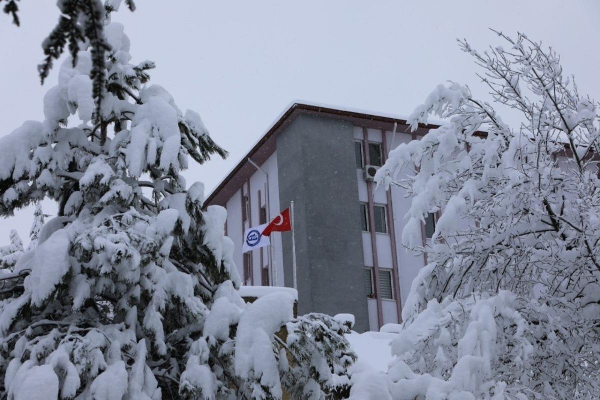 Bartın &Uuml;niversitesi&rsquo;nde kar manzaraları