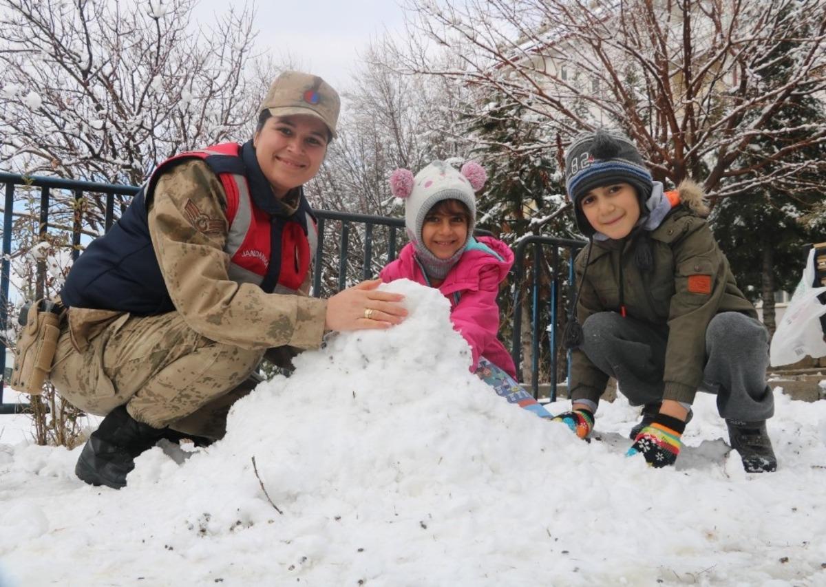 Jandarma ile &ccedil;ocukların kar keyfi