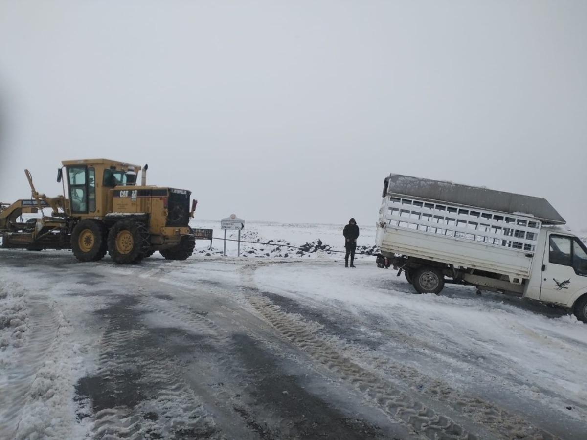 Şanlıurfa&rsquo;da karla m&uuml;cadele &ccedil;alışmaları