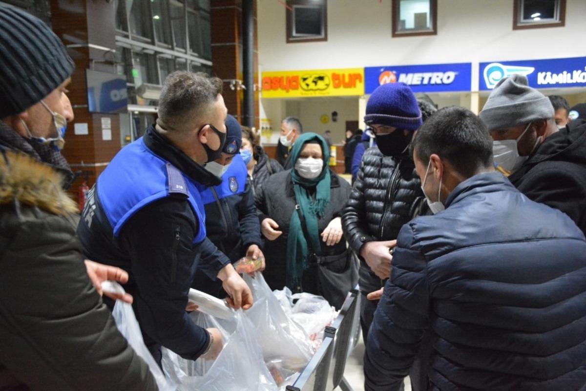 Kdz. Ereğli Belediyesi, terminalde bekleyen 300 yolcuya yemek dağıttı