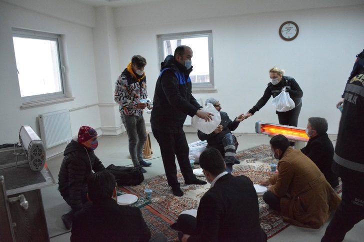 Kdz. Ereğli Belediyesi, terminalde bekleyen 300 yolcuya yemek dağıttı G3