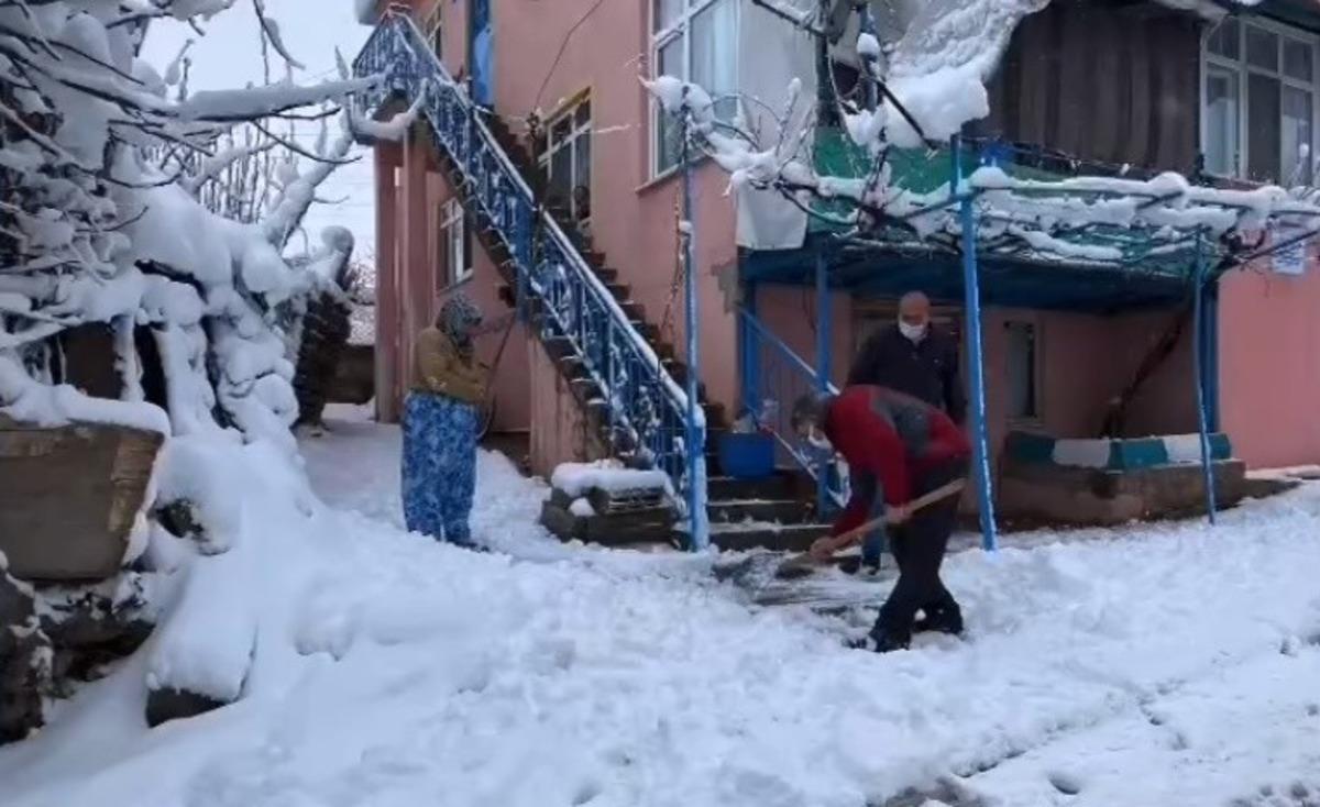 Eline k&uuml;reği aldı, vatandaşın kapısını temizledi