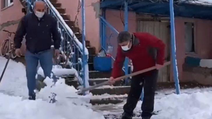 Eline küreği aldı, vatandaşın kapısını temizledi G2