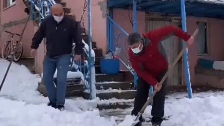 Eline küreği aldı, vatandaşın kapısını temizledi G3