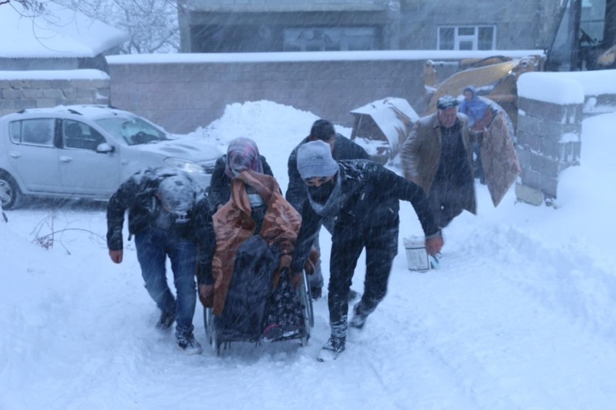 Yolda mahsur kalan hastalar kurtarıldı
