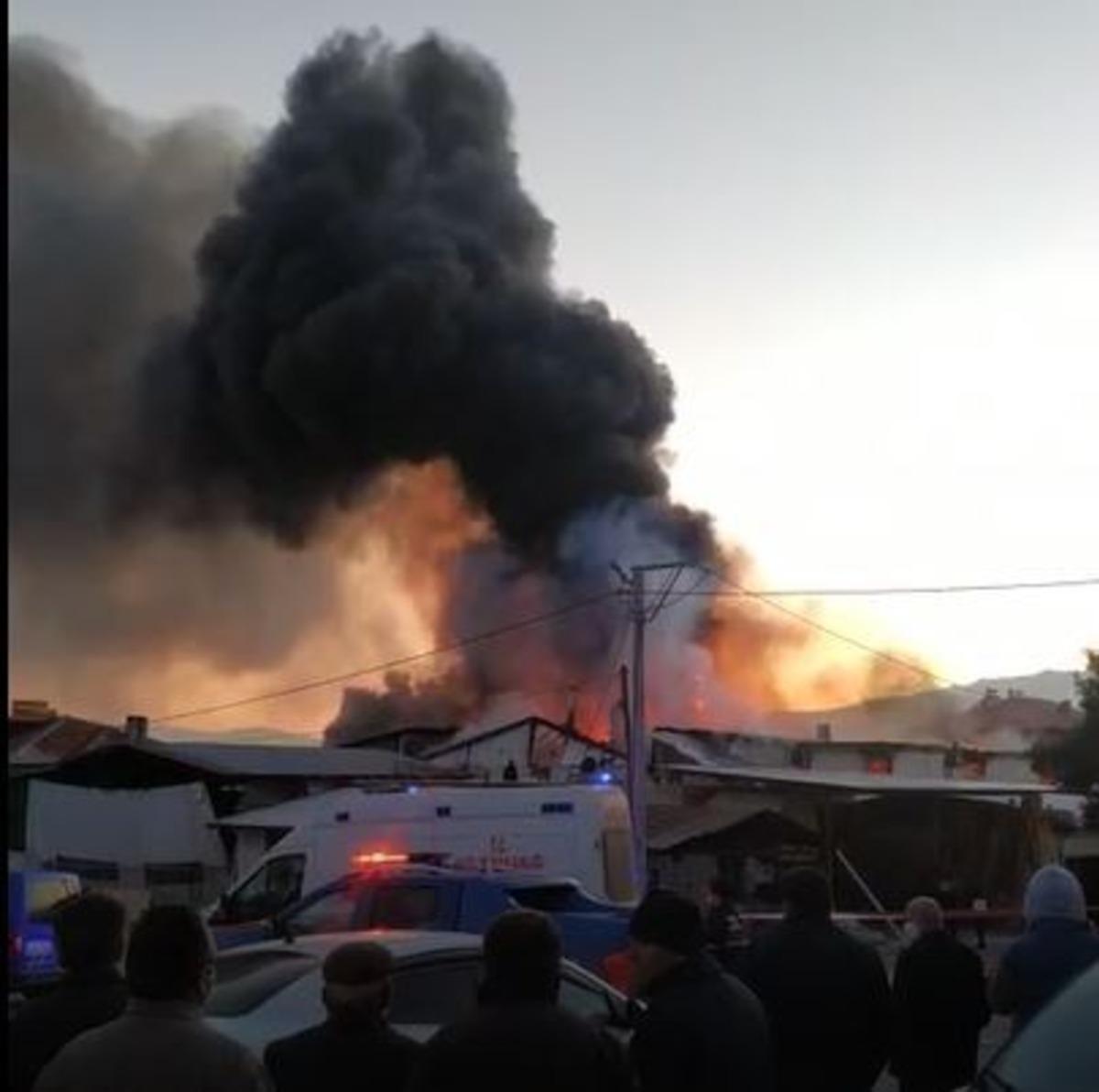 Alevler at&ouml;lyeden metrelerce yukarıya y&uuml;kseldi