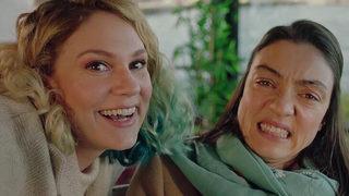 Masumlar Apartmanı setinde Merve Dizdar ve Farah Zeynep Abdullah'ın eğlenceli anları