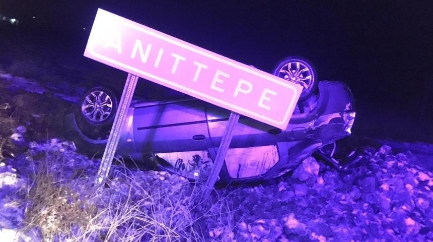 Kontrolden &ccedil;ıkan otomobil şarampole devrildi: 2 yaralı