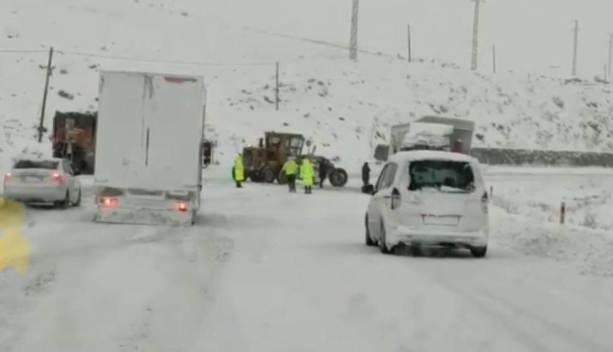 Tır karlı yolda kaydı, Iğdır-Ağrı yolu bir s&uuml;re kapandı