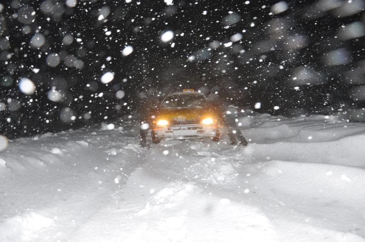 Y&uuml;ksekova&rsquo;da yoğun tipi nedeniyle ara&ccedil;lar mahsur kaldı
