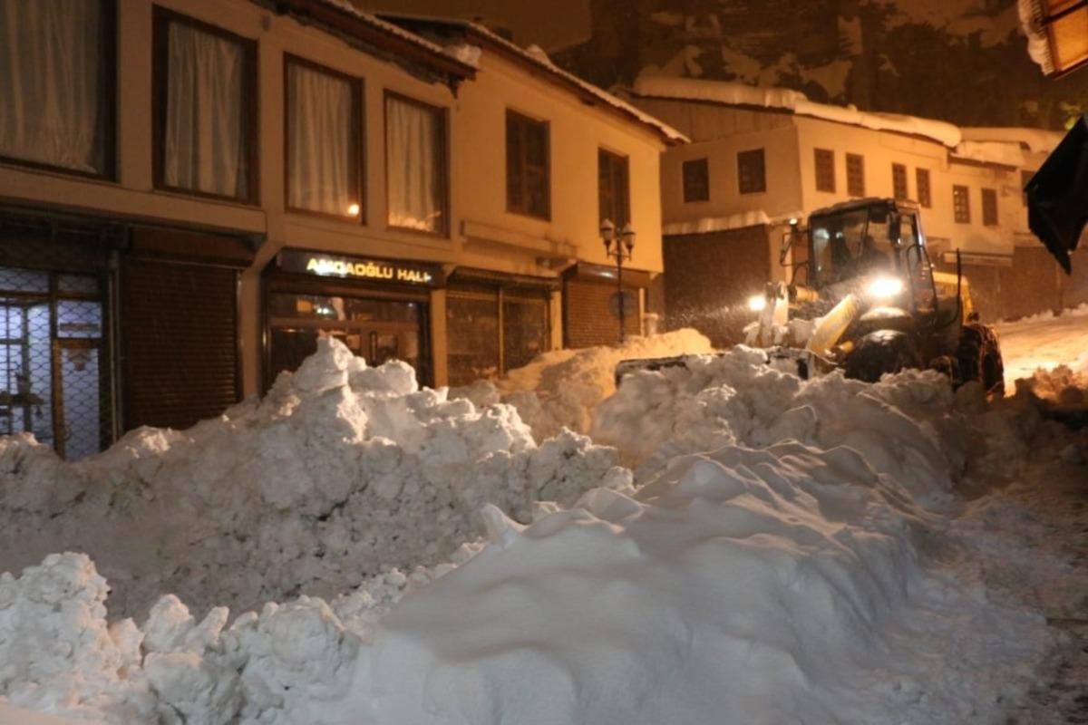 Bitlis Belediyesinin karla m&uuml;cadelesi gecede devam ediyor
