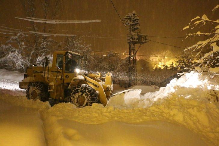 Bitlis Belediyesinin karla mücadelesi gecede devam ediyor G3