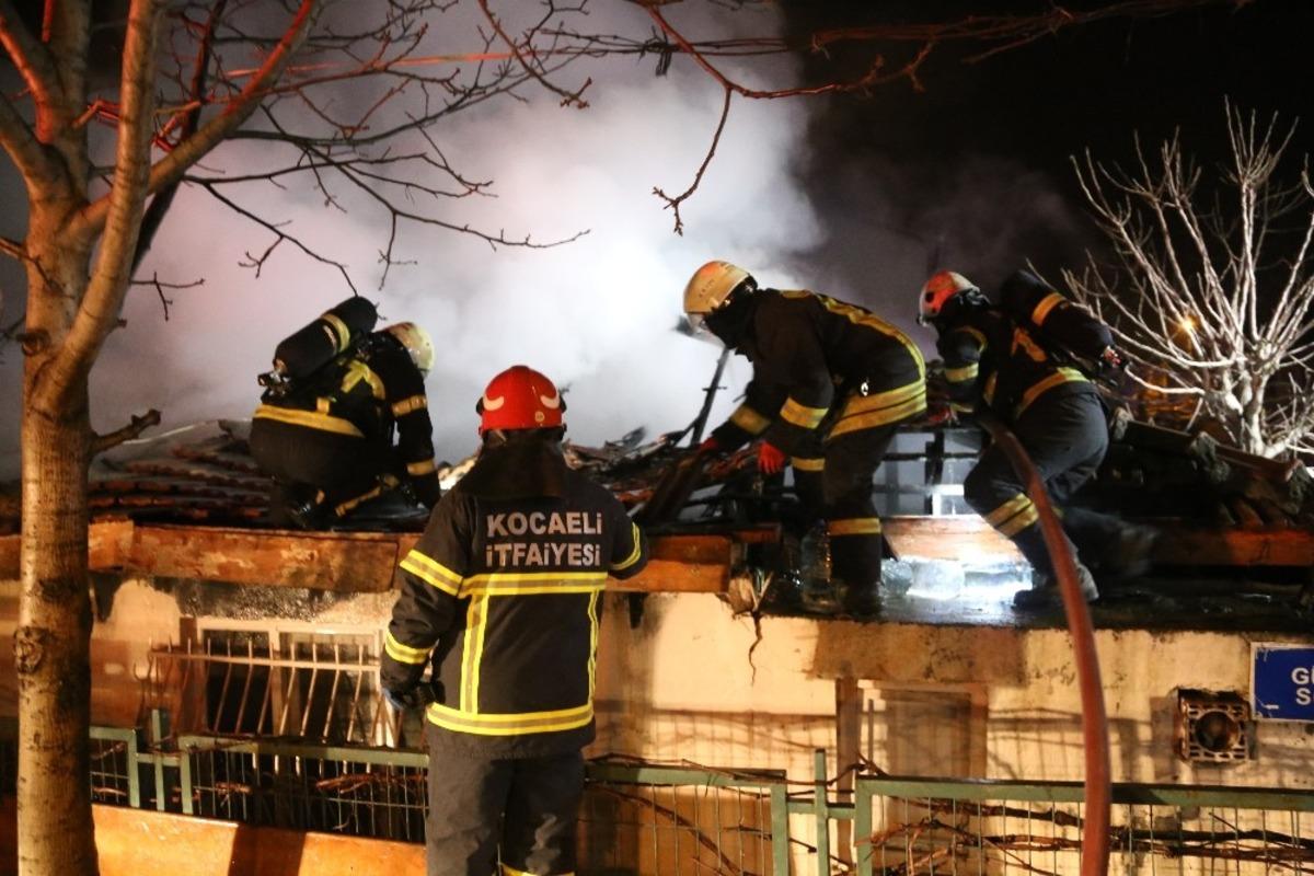 Sobadan &ccedil;ıkan yangın evi k&uuml;le &ccedil;evirdi