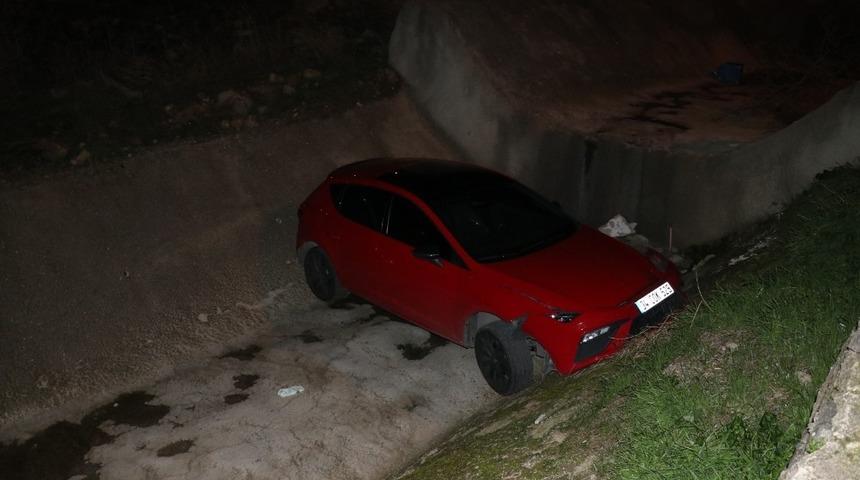 &lsquo;Dur&rsquo; ihtarına uymayan otomobil dereye u&ccedil;tu