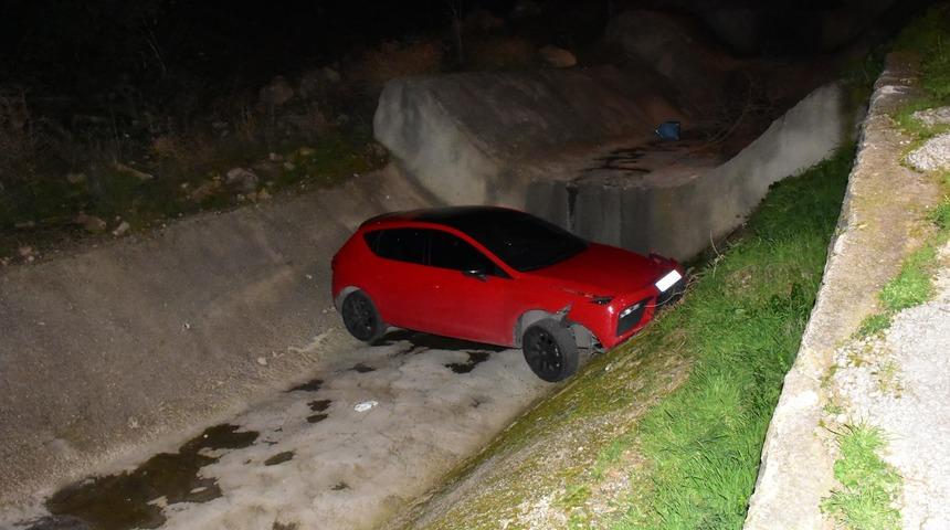 Polisten kaçan 14 yaşındaki sürücü otomobil ile dereye uçtu