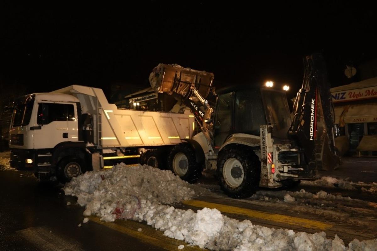 Erzincan&rsquo;da kar yığınları kamyonlarla şehir dışına taşınıyor