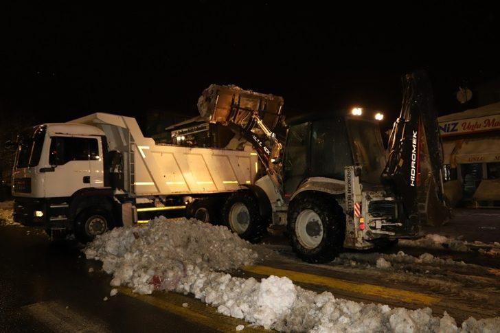 Erzincan’da kar yığınları kamyonlarla şehir dışına taşınıyor G1