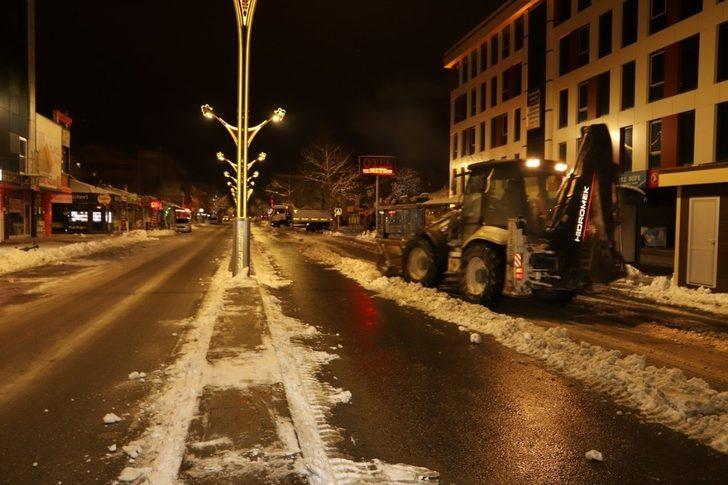 Erzincan’da kar yığınları kamyonlarla şehir dışına taşınıyor G2