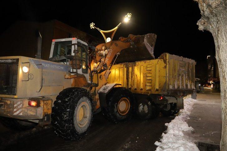 Erzincan’da kar yığınları kamyonlarla şehir dışına taşınıyor G3