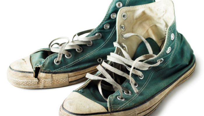 Anında işe yarayan 3 ayakkabı hilesi! Kokan ayakkabıya karbonat, kirleri temizlemek içinse...