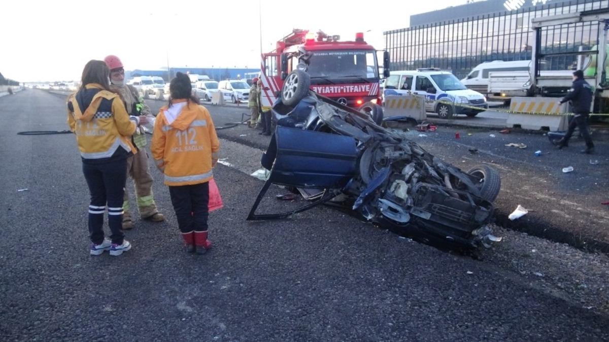 Kontrolden &ccedil;ıkan otomobil beton bariyere &ccedil;arpıp savruldu: 1 &ouml;l&uuml;