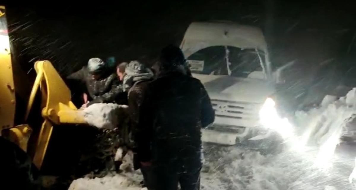 Mahsur kalan 20 yolcu kurtarıldı