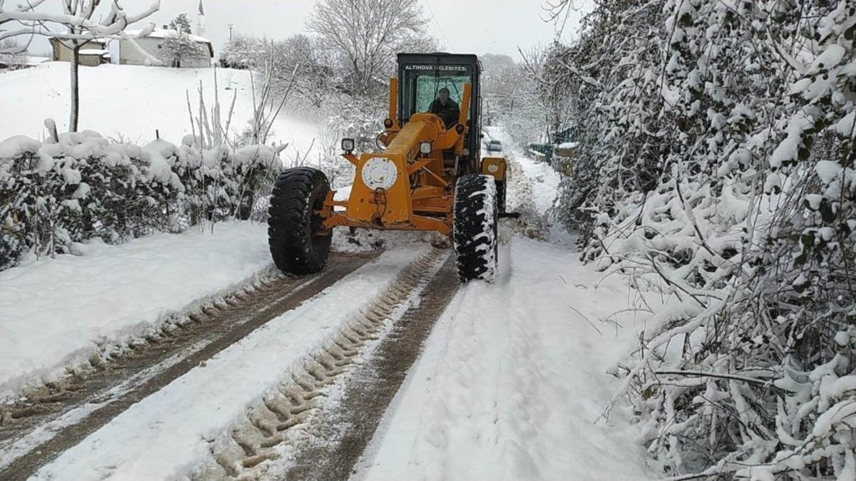 Altınova&rsquo;da karla m&uuml;cadele devam ediyor