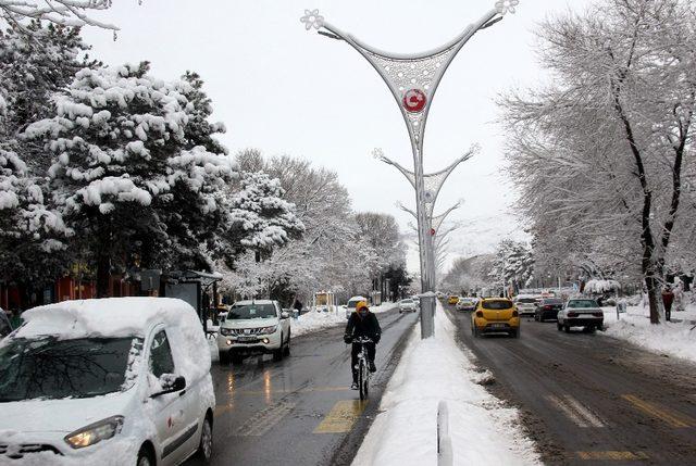 Erzincan’da kardan vatandaşların mağduriyet yaşamaması için iki kurumda esnek çalışma kaldırıldı
