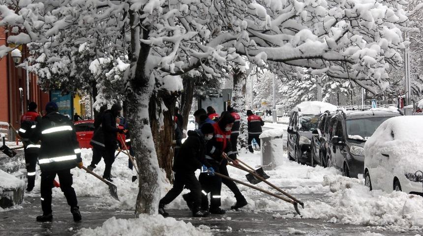 Erzincan&rsquo;da kardan vatandaşların mağduriyet yaşamaması i&ccedil;in iki kurumda esnek &ccedil;alışma kaldırıldı