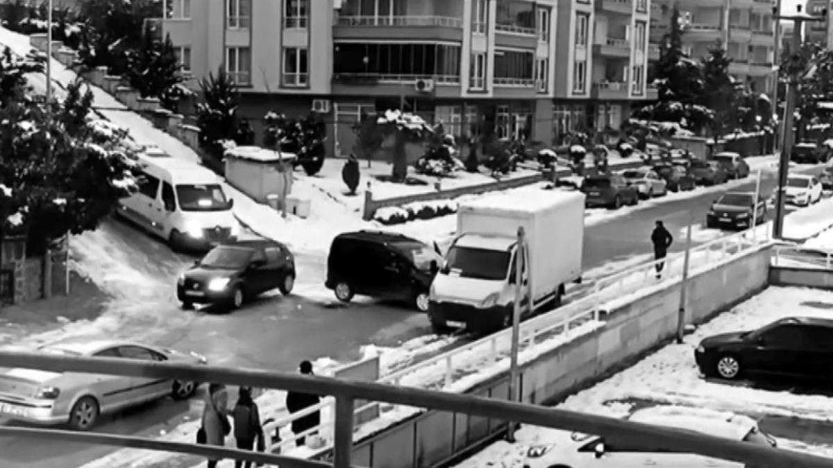 Bursa&rsquo;da otomobillerin buz dansı...Kamyonete b&ouml;yle &ccedil;arptılar