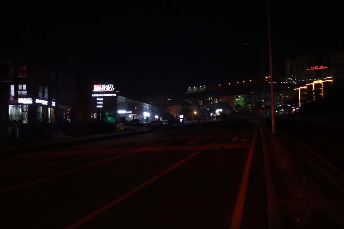 Kuşadası &ccedil;evre yolundaki aydınlatma sorunu trafik kazalarına davetiye &ccedil;ıkarıyor