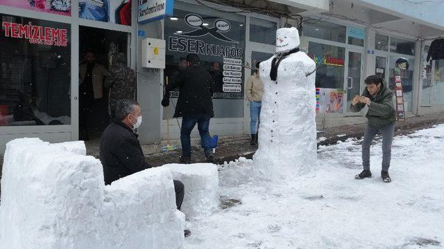 Esnaf kardan kanepe, sehpa yapıp üstünde çay içti