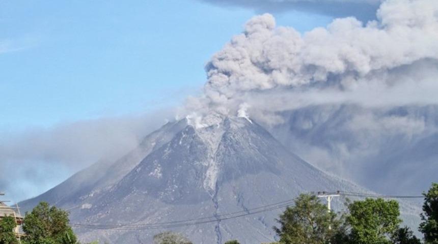Endonezya'da Sinabung Yanardağı'nda patlama