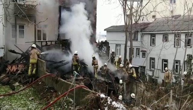 Beyoğlu’nda metruk ahşap ev yangında küle döndü