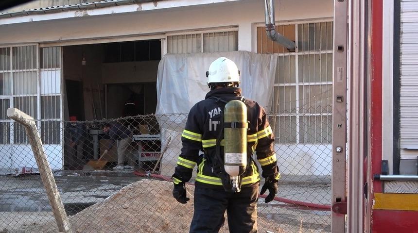 Mobilya at&ouml;lyesinde &ccedil;ıkan yangın korkuttu