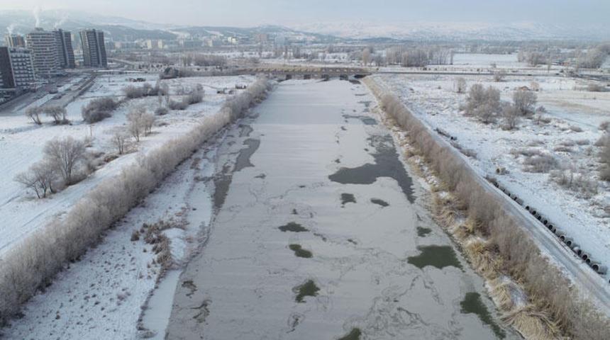 Sivas'ta şoke eden görüntü! Kızılırmak buz tuttu