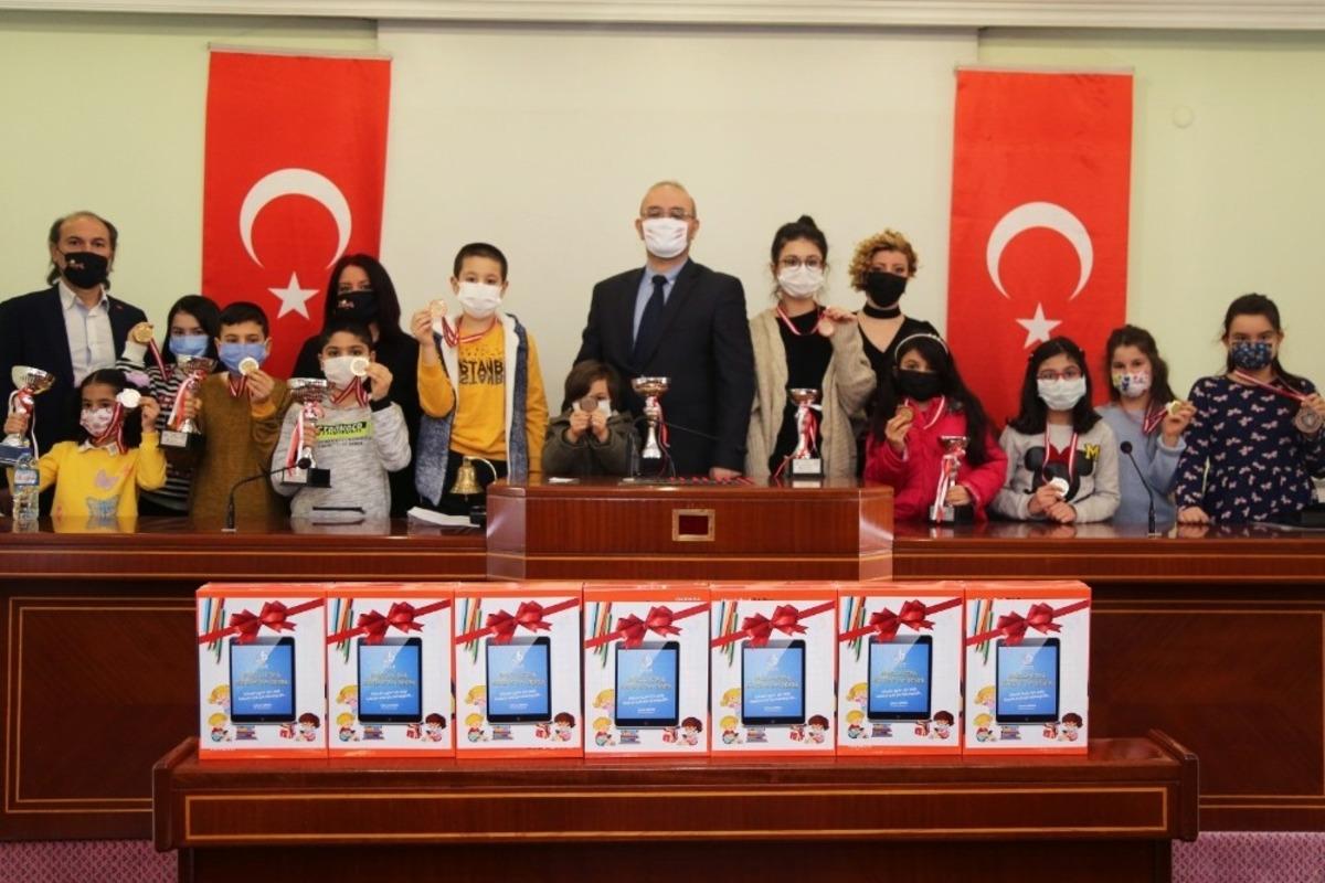 Satran&ccedil; şampiyonları &ouml;d&uuml;llerine kavuştu